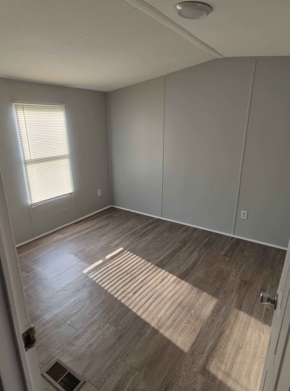 Fully Remodeled 2007 Manufactured Home for Sale in Warren, Ohio | Free Delivery - Image 10